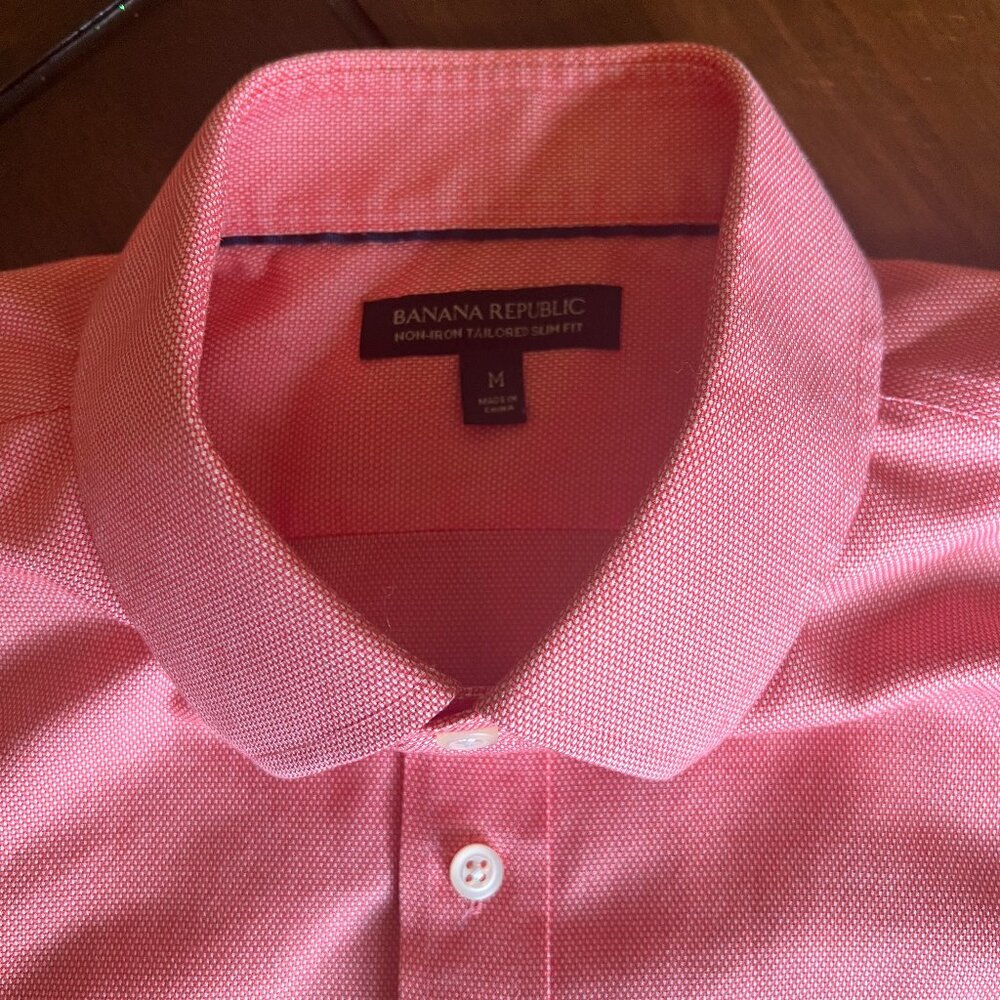 Banana Republic Salmon colored non-iron button down tailored fit, Size M